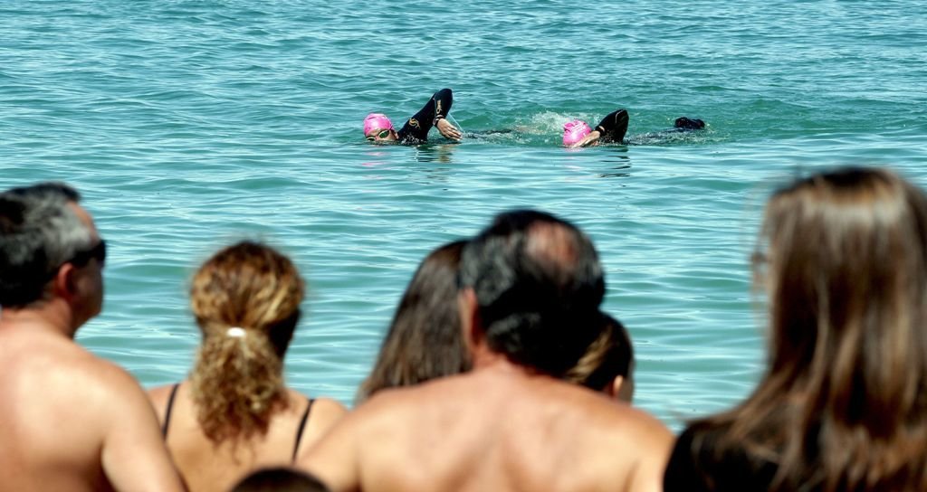 Varias ducias de espectadores seguiron o final da competición dende a praia do Vao.