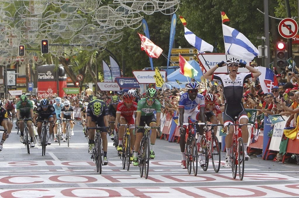 El belga Jesper Stuyven cruza la línea de meta victorioso en la etapa de ayer, que finalizó en Murcia.
