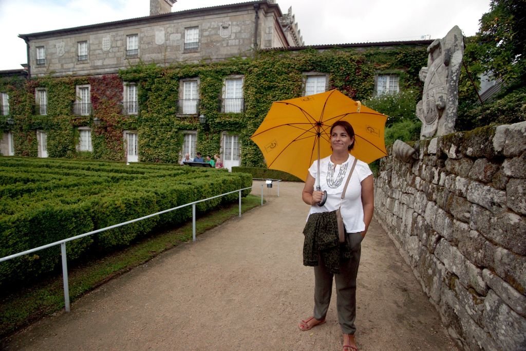 Ana Martín, en la entrada de los jardines. La guía explica la historia del Pazo-Museo Quiñones de León y sus jardines históricos en visitas de 90 minutos.