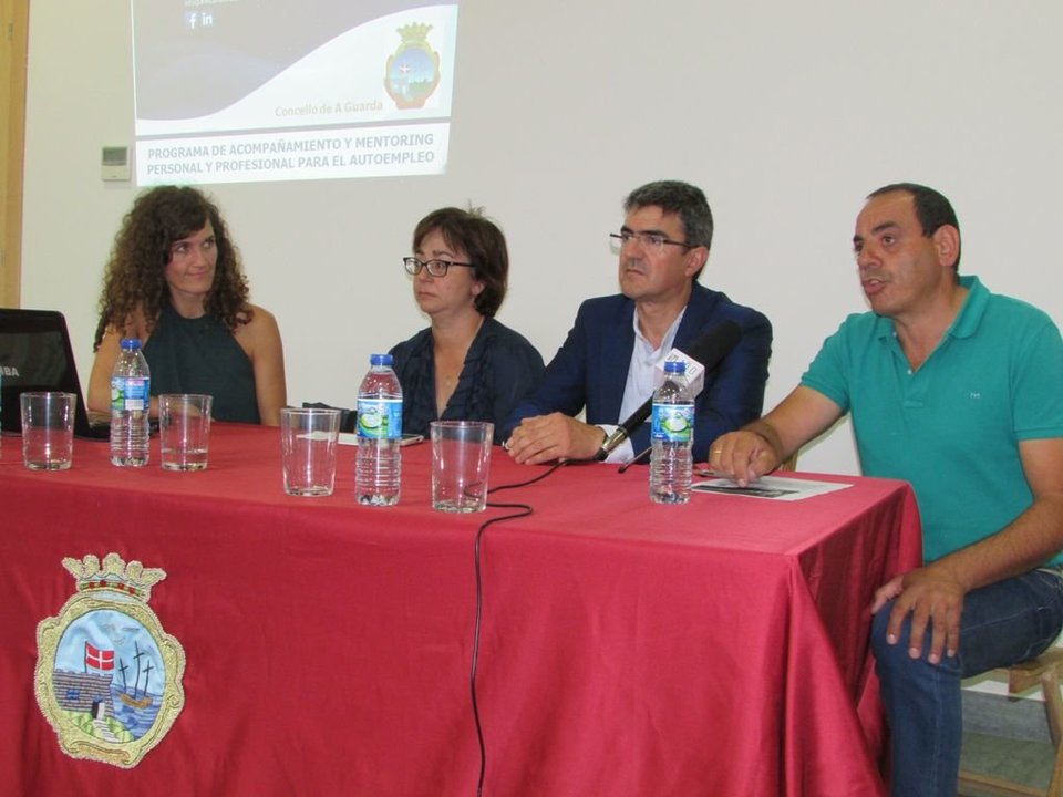 El alcalde, Antonio Lomba, el segundo por la derecha, durante la presentación del programa.