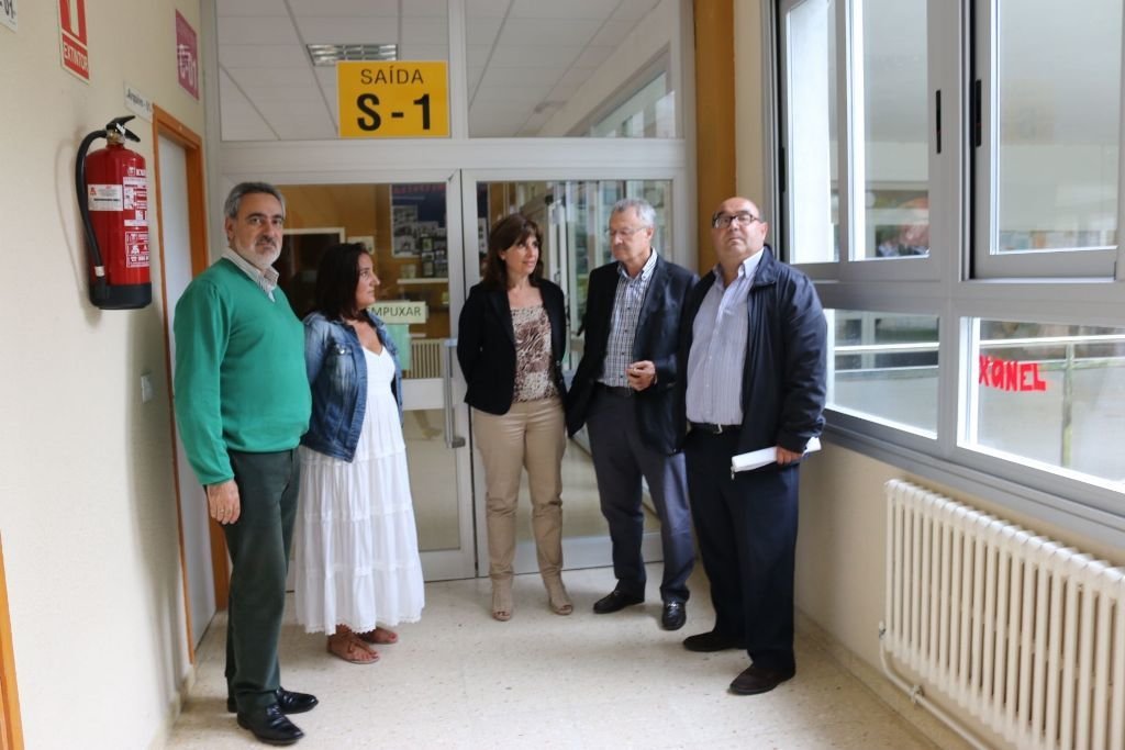 El alcalde acompañado del delegado de la Xunta en Pontevedra durante la visita al centro educativo.