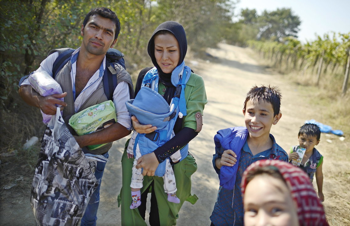 Familias enteras con niños atraviesan Macedonia en su periplo por llegar a Europa Occidental.