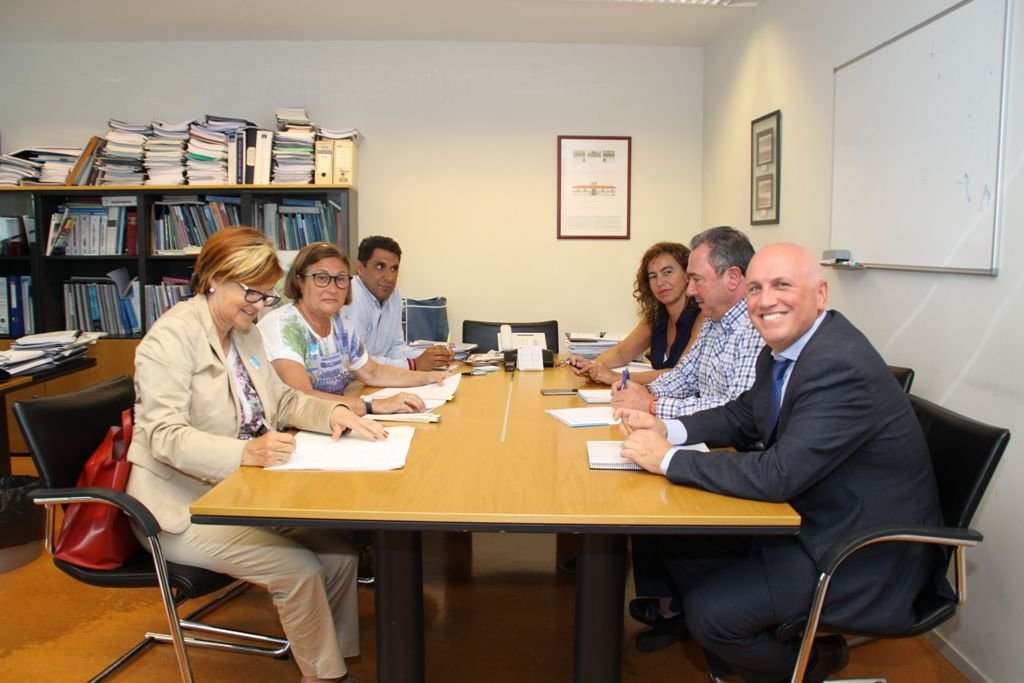 El Sergas mantuvo ayer un encuentro con la junta directiva de la Asociación contra el Cáncer de Vigo y la provincia para buscar una solución al aparcamiento de pago del hospital.