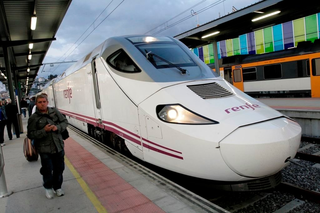 Uno de los trenes de alta velocidad españoles, a su llegada a una estación.