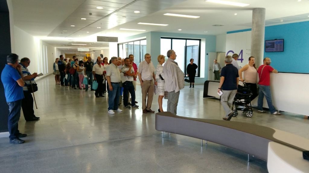 La actividad en el Hospital Álvaro Cunqueiro es cada vez más intensa y ayer se podían ver colas para pedir citas.