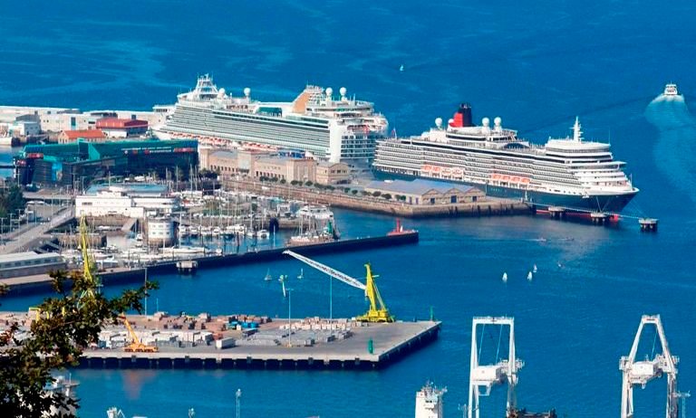 Dos grandes trasatlánticos, el "Ventura" y el "Queen Elizabeth", coincidieron ayer en el puerto en la apertura de la temporada alta del turismo marítimo. // JV Landín