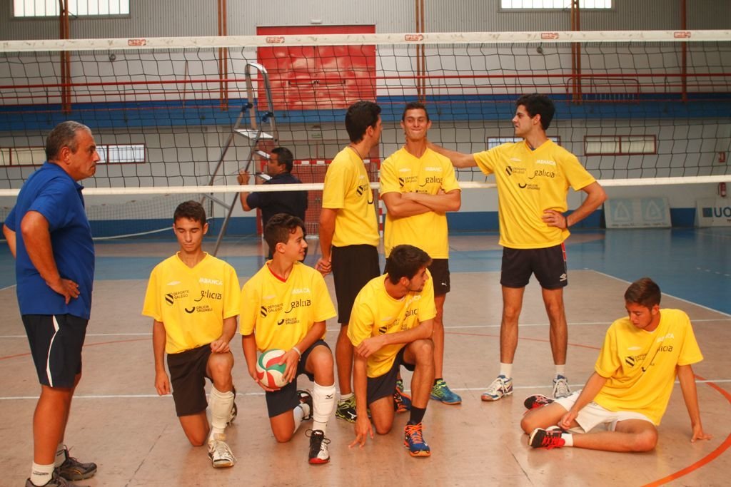 La plantilla del Club Vigo Voleibol comenzó ayer los entrenamientos.