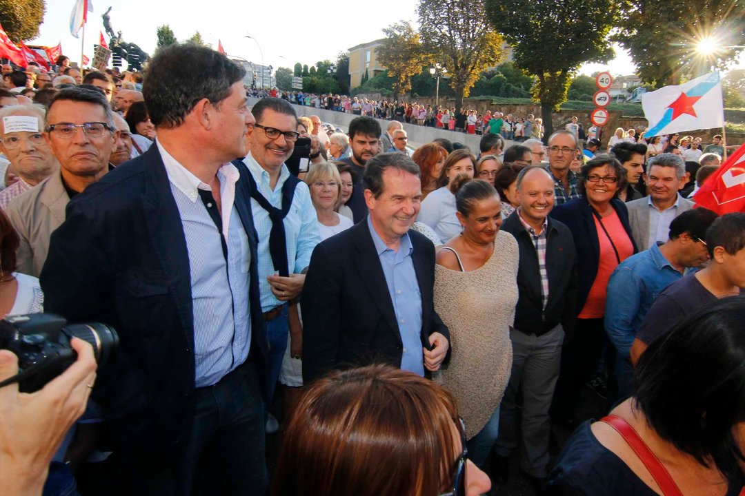 Gómez Besteiro, con el alcalde de Vigo y la presidenta de la Diputación de Pontevedra, en la protesta.