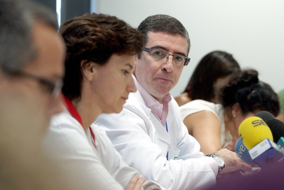 El gerente del área sanitaria de Vigo, Félix Rubial, respondió a todas las preguntas de los periodistas en su comparecencia pública.