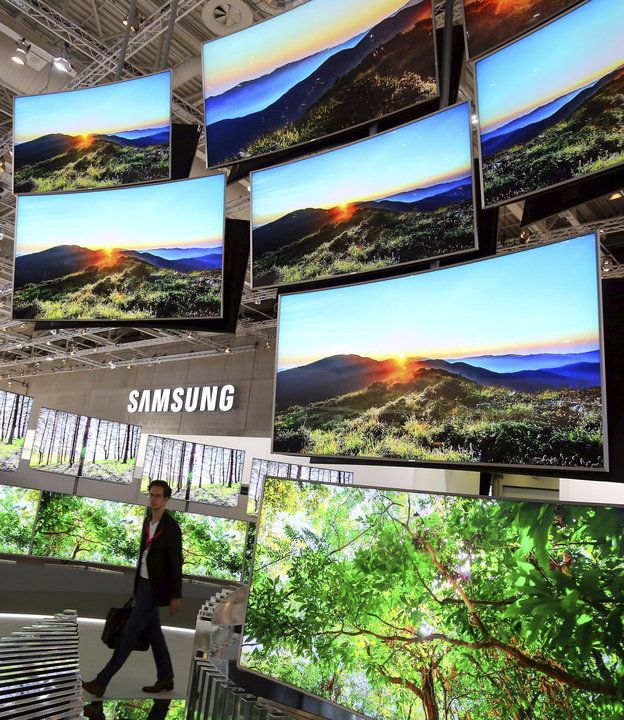 Un visitante de la feria IFA observa las nuevas pantallas de Samsung.