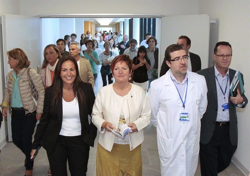 La conselleira de Sanidad Rocío Mosquera (2ºi), en una visita al nuevo hospital de Vigo