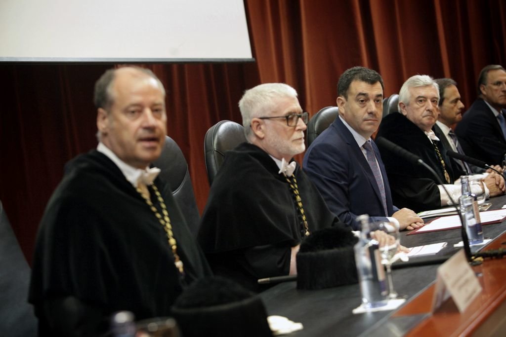 Mato, Armesto, Rodríguez y Viaño, durante la apertura del curso universitario en A Coruña.