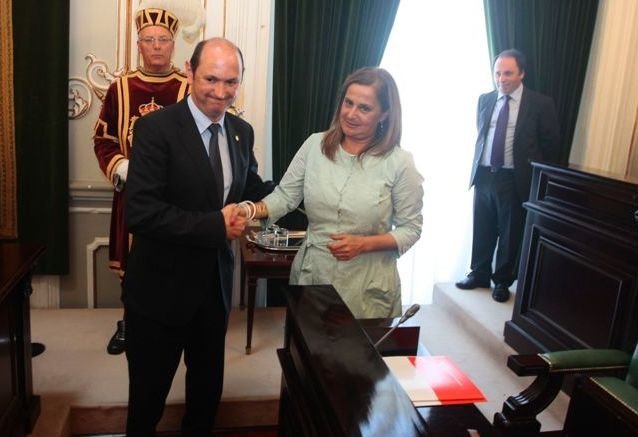 Rafael Louzán y Carmela Silva en el acto de toma de posesión de la nueva presidenta de la Diputación, en julio.