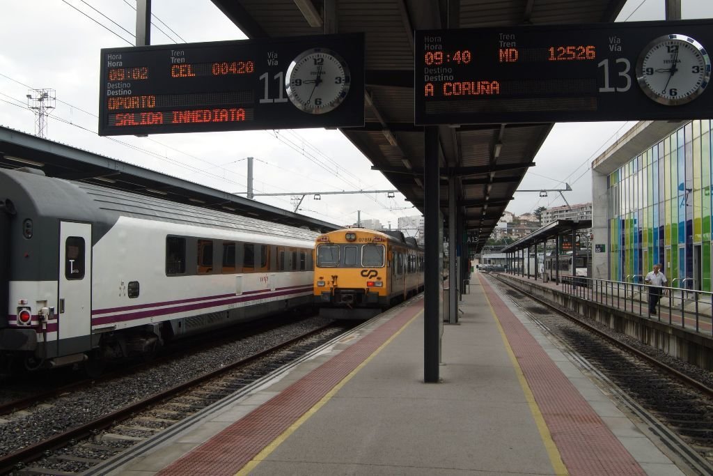 La estación de Vigo-Guixar, en Areal, con trenes a Oporto, Madrid y regionales.