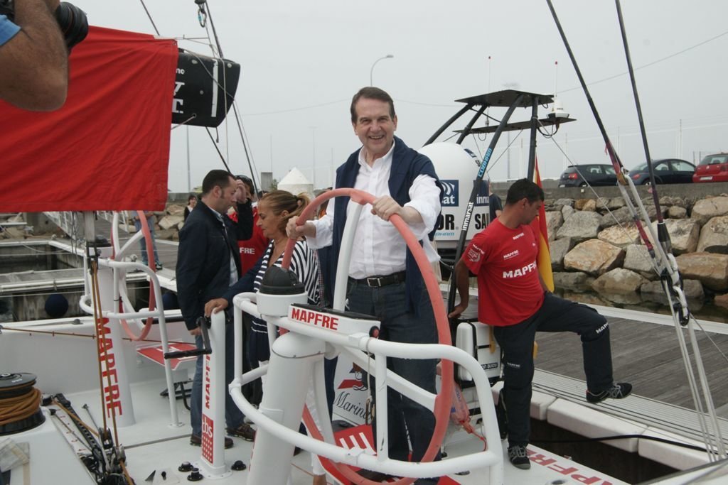 El alcalde Abel Caballero, ayer, en Marina Davila, posando al timón de una embarcación.