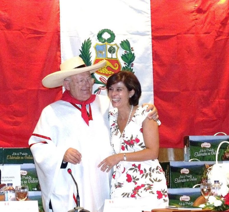 Manuel Rodríguez (Grupo Rodman) con su mujer, la cónsul, en una fiesta peruana en Vigo.
