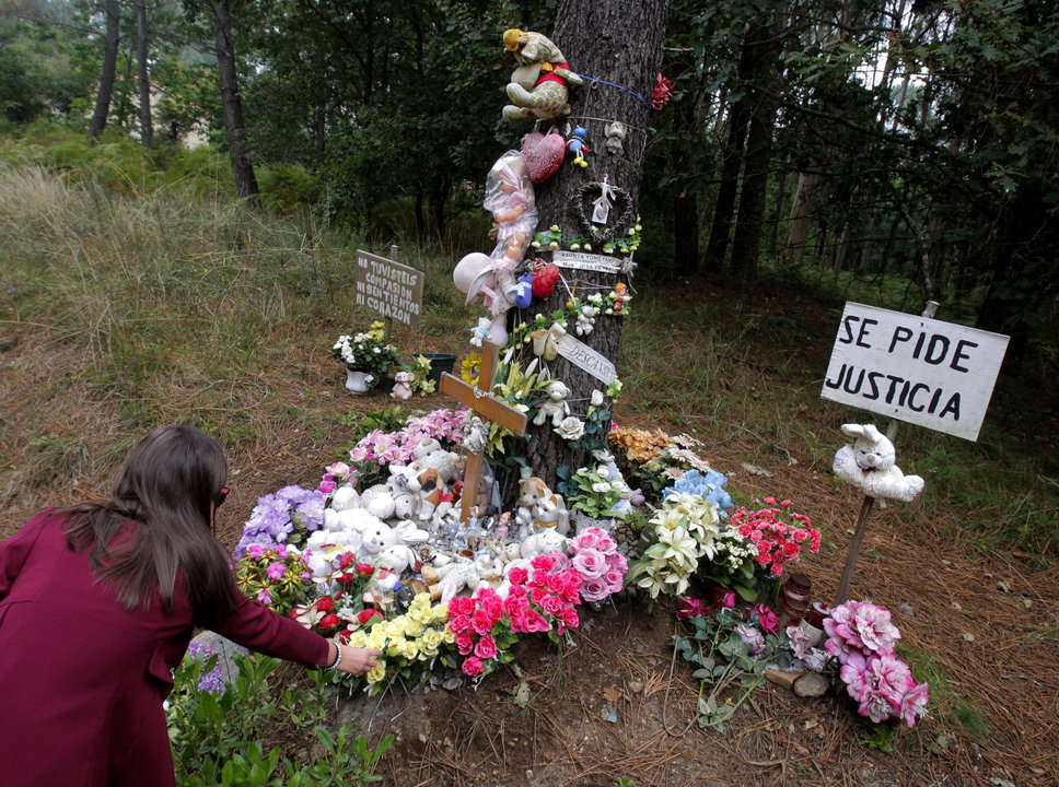 Una mujer deposita flores en el lugar donde apareció el cadáver de la pequeña.