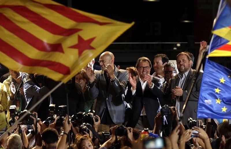 Artur Mas junto a Raül Romeva y Oriol Junqueras, tars la jornada electoral.