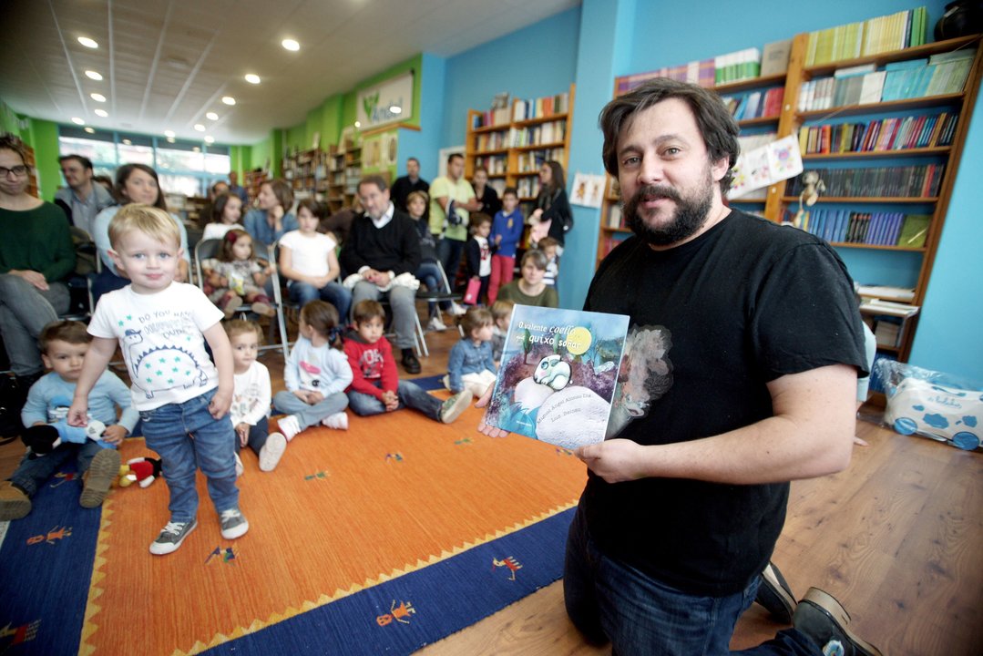 Miguel Ángel Alonso hizo soñar al público infantil que acudió a la librería Andel.