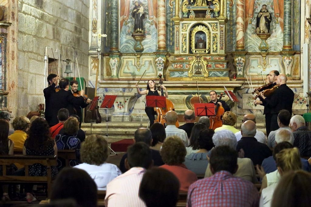 La belleza de los retablos barrocos de Barcia de Mera arropa cada uno de los conciertos de los Ciclos de Música.