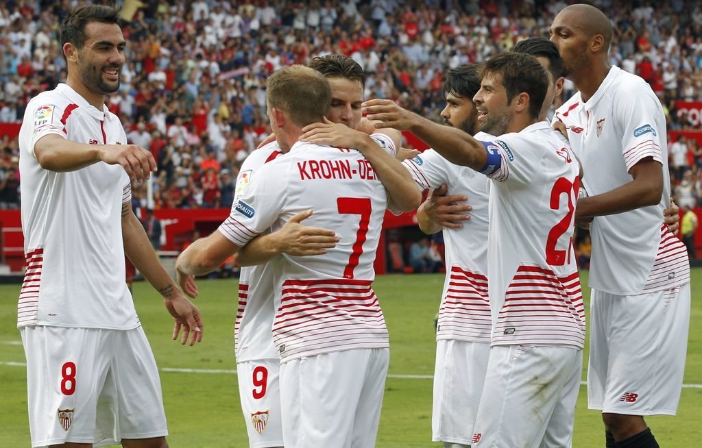 El excéltico Krohn-Dehli es felicitado por sus compañeros tras marcar el primer gol del Sevilla.