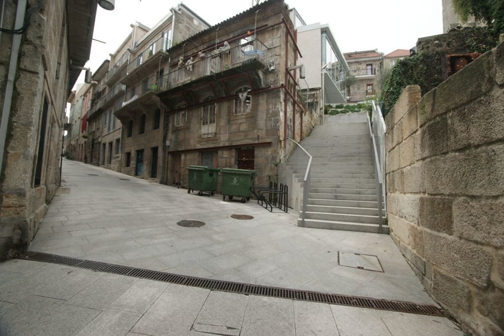 La renovada calle Abeleira Menéndez, con las escaleras hacia la oficina de Notificaciones.