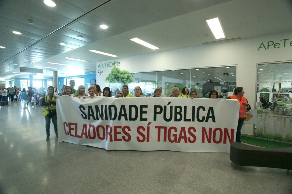 Un grupo de celadores, en la entrada del Álvaro Cunqueiro, en huelga.