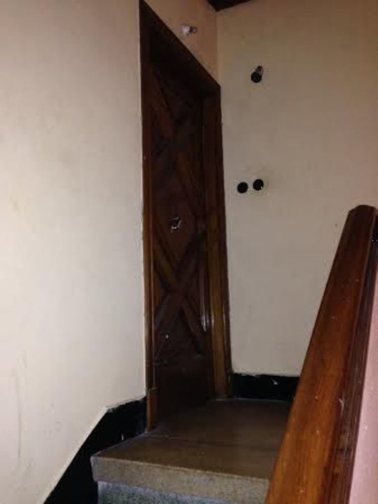A la izquierda la puerta del piso cuarto de Fragoso 12, donde ocurrió el crimen. A la derecha, retirada del cadáver.