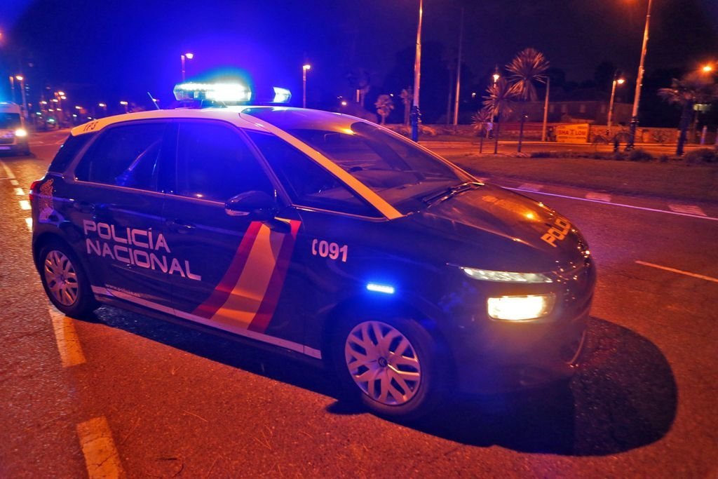 Uno de los nuevos vehículos de la Policía Nacional patrullando hace unos días en Vigo.