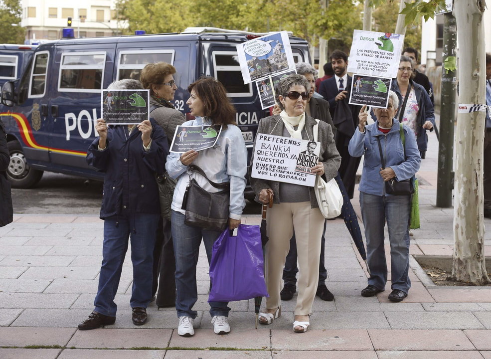 Afectados por las preferentes de Bankia protestan a las puertas de los juzgados.
