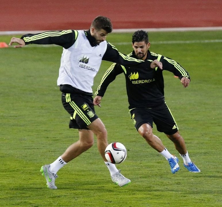 Piqué y Nolito disputan un balón, ayer, durante el entrenamiento de la selección española.