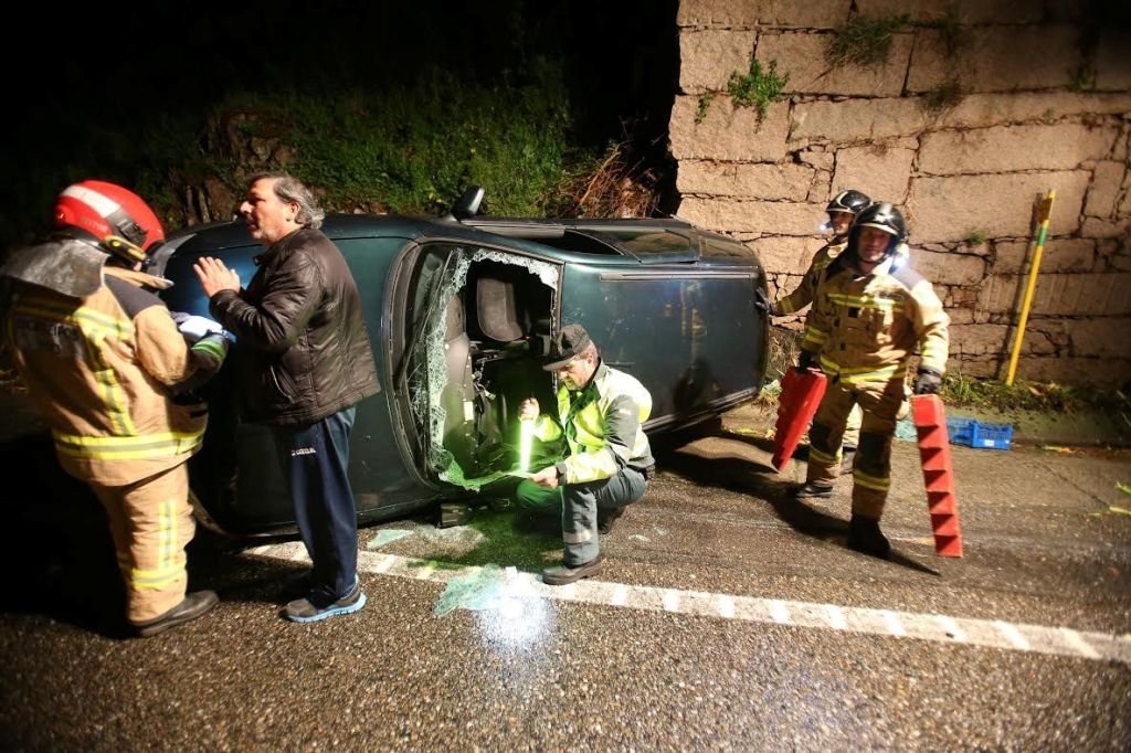 Un accidente grave en la noche del lunes al martes en As Roteas, con vuelco incluido.