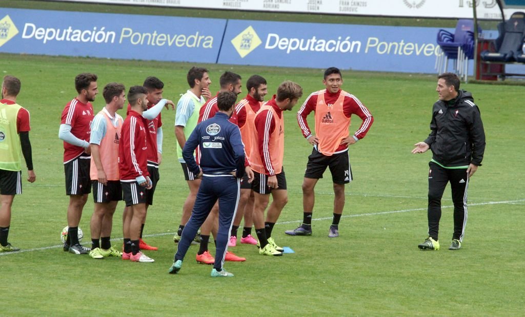 Eduardo Berizzo, ayer en Balaídos dirigiéndose a jugadores del equipo filial celeste.