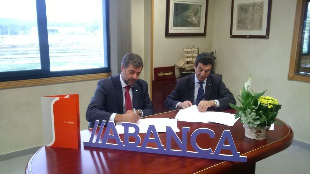 Indalecio Cuevas (derecha), y Jorge Martínez firmando el protocolo de financiación entre a Granxa y Abanca.