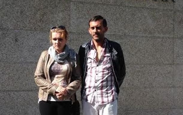 Olga y su pareja Alberto, ayer, a la salida de los juzgados de Vigo, tras el juicio.
