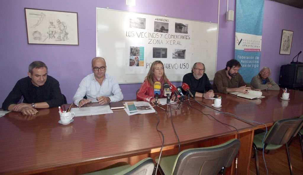 Comerciantes, Federación de Vecinos y partidos políticos de la oposición, en rueda de prensa.