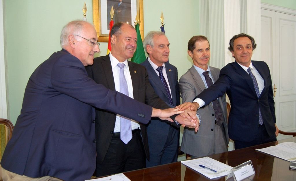 El rector, Salustiano Mato, durante la firma del protocolo con las autoridades portuguesas.