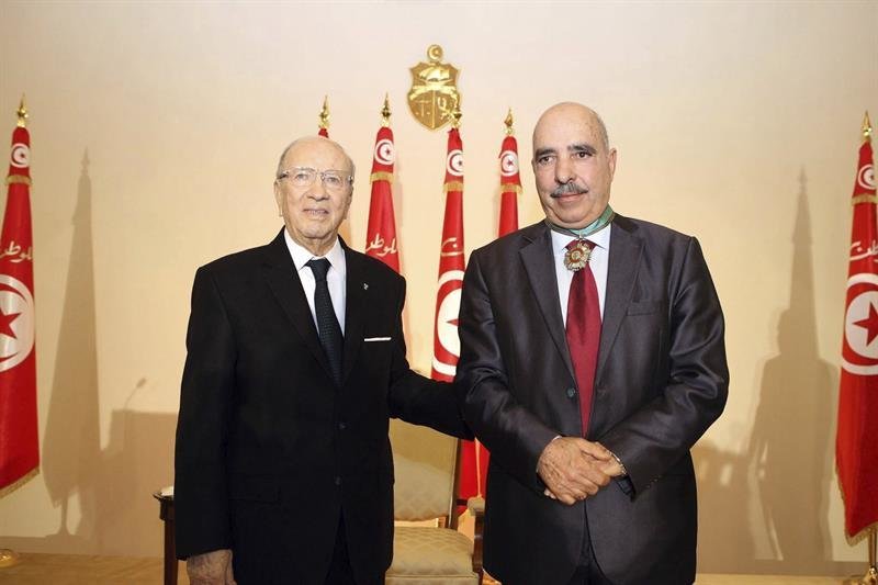 El presidente de Túnez, Beji Caid Essebsi (izq) y el presidente de la Liga de Derechos Humanos, Abdessattar ben Moussa