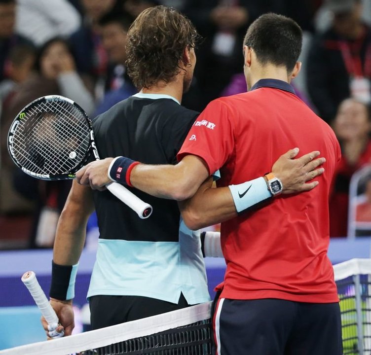 Rafa Nadal y Djokovic se saludan tras la victoria del serbio en la final.