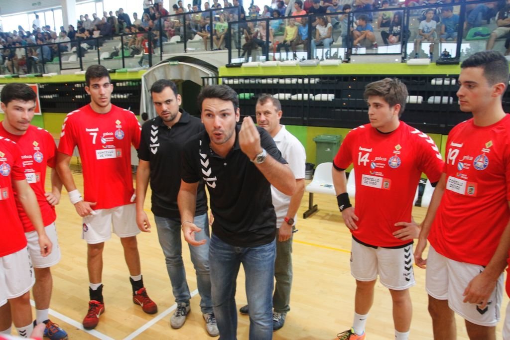 Jabato da instrucciones a sus jugadores en un partido en Navia.