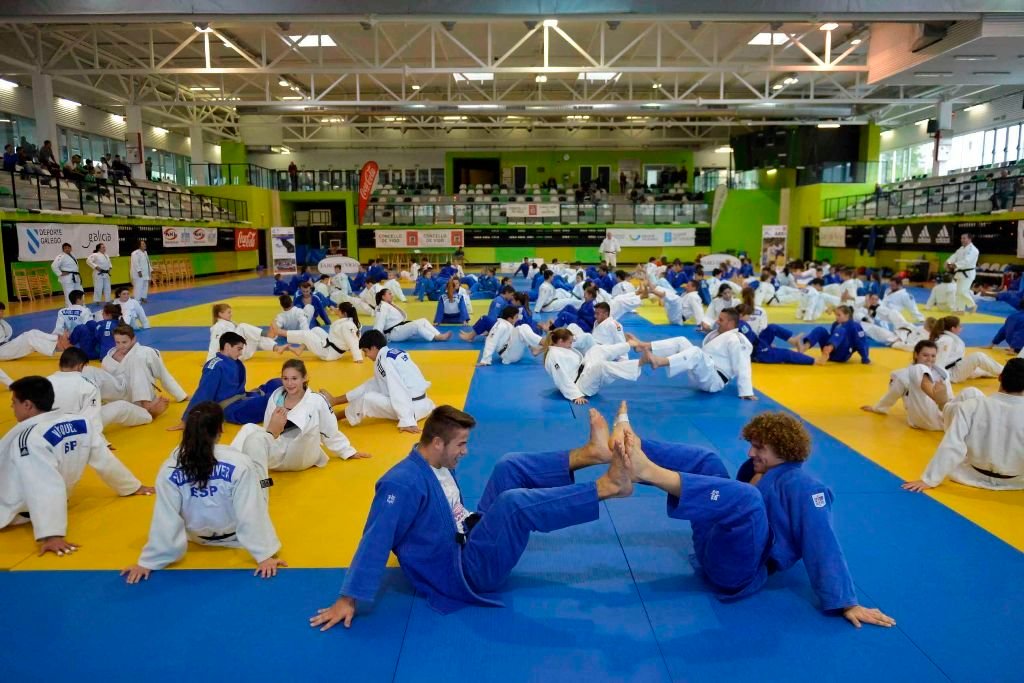 Numerosos judokas entrenaron en el pabellón de Navia