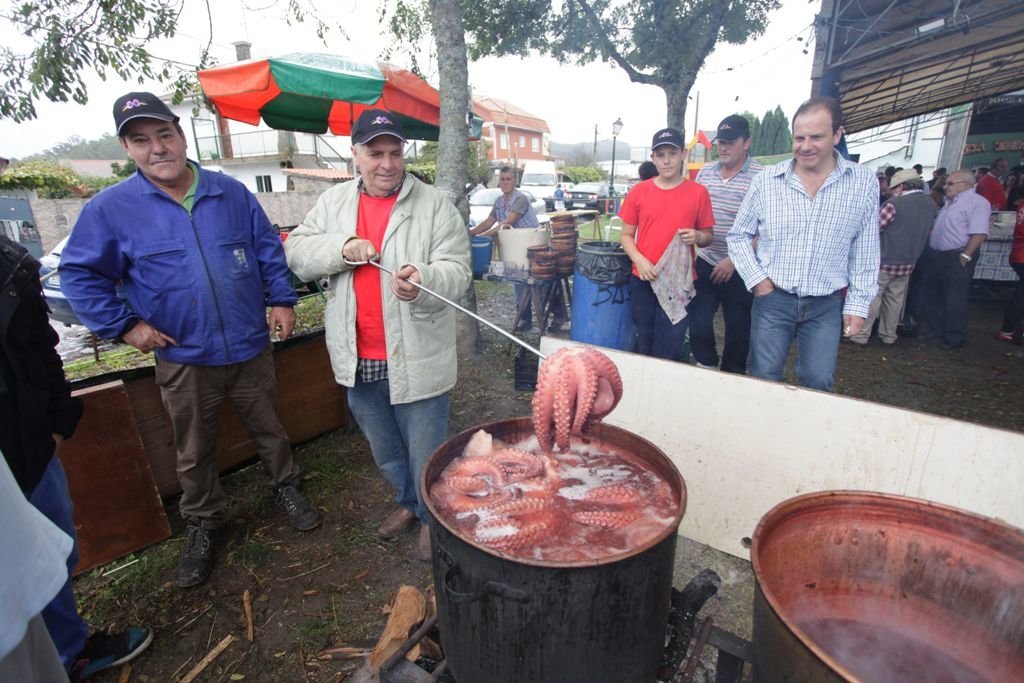 La fiesta se celebra en la Alameda de Caeiro, donde los asistentes pueden disfrutar del pulpo bajo carpa.