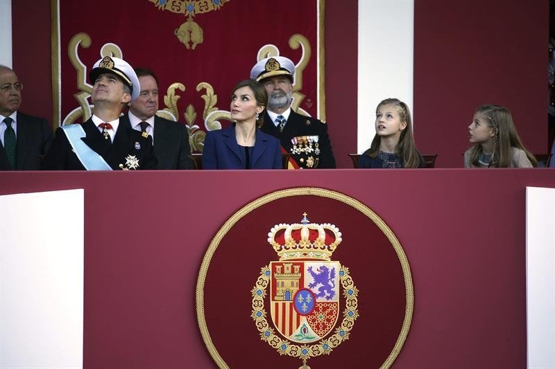 Los Reyes, acompañados de sus hijas la princesa Leonor y la infanta Sofía, que presiden hoy en la plaza de Cánovas del Castillo, Madrid, el desfile del Día de la Fiesta Nacional.