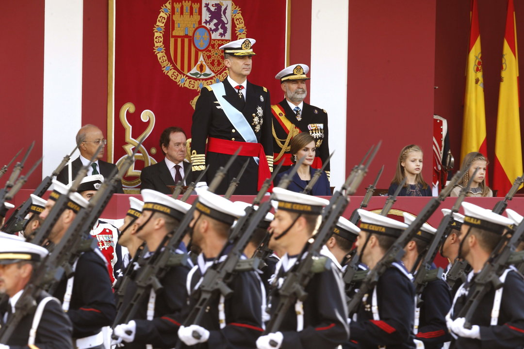 El rey preside el desfile, que ayer se convirtió en uno de los más concurridos de los últimos años.