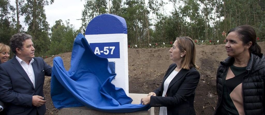 El alcalde de Pontevedra, Miguel Anxo Fernández Lores, y la ministra de Fomento, Ana Pastor, descubren el primer mojón que estará en la nueva autovía A-57.