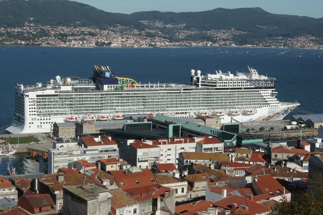 El "Norwegian Epic", ayer atracado en Vigo, con sus casi 330 metros de eslora.