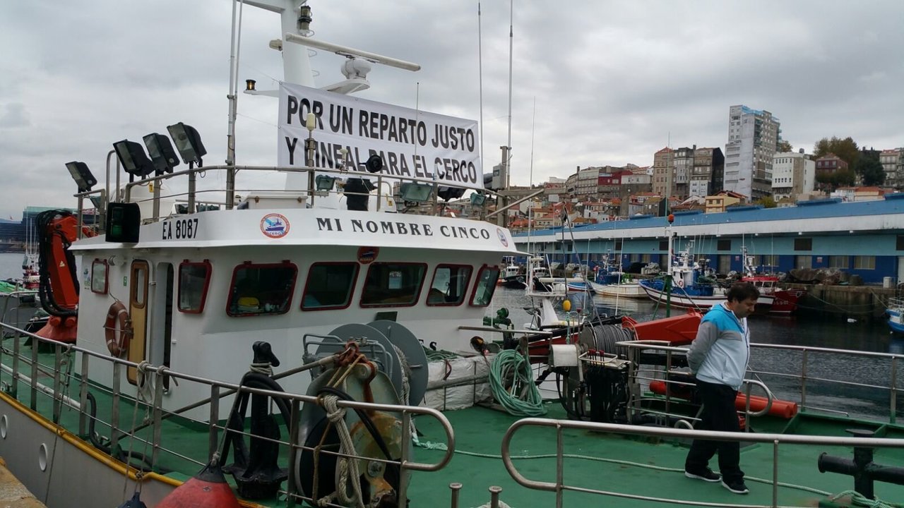 La flota de cerco protesta con pancartas en sus barcos y haciendo sonar sus sirenas//JV Landín