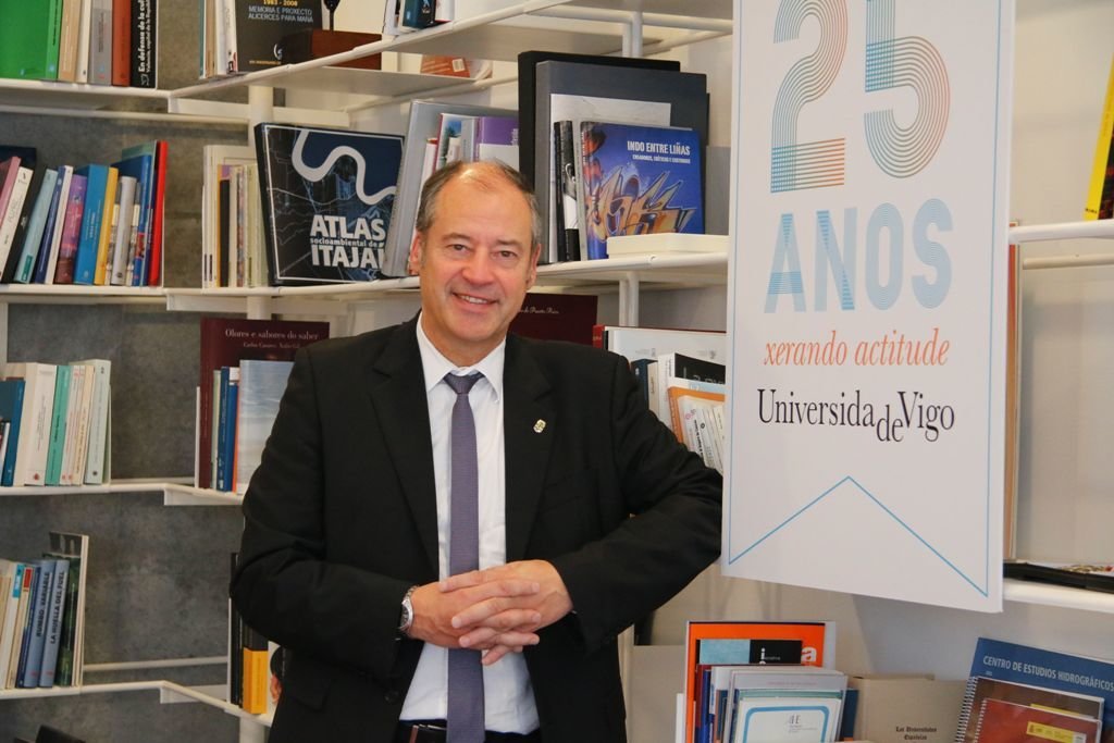 El rector de la Universidad de Vigo, Salustiano Mato, en su despacho del Campus de Vigo.