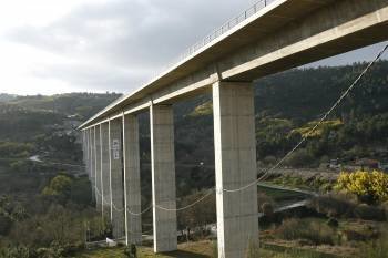 Uno de los múltiples viaductos por los que discurrirá el AVE gallego en la provincia de Ourense, en una imagen tomada desde un helicóptero.