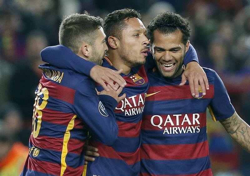Los jugadores del FC Barcelona Jordi Alba (i) y Dani Alves (d) felicitan a Adriano